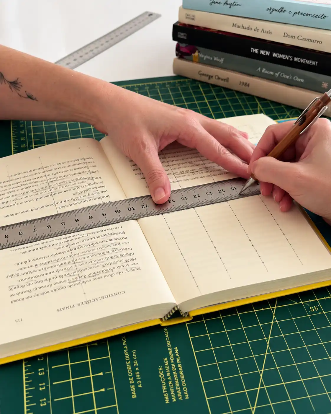 Marcação das páginas do livro com régua e lápis