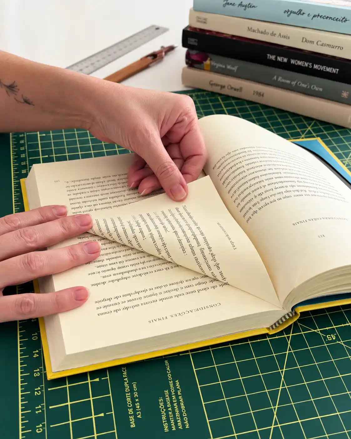 Dobras sendo feitas nas páginas do livro